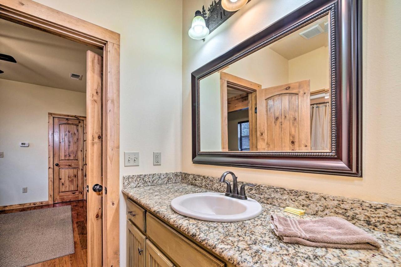 Broken Bow Cabin With Deck, Hot Tub And Fire Pit! Εξωτερικό φωτογραφία